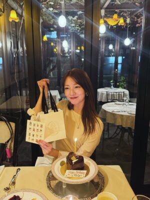 Riria Kojima Instagram - 12/18誕生日でした🎂お祝いくださった皆さま、やさしい想いをありがとうございます。だいすきです。

32歳も健やかに自分にも優しくする心を忘れず
嘘なく精一杯、逞しく、生きていきます。

吸〜

吐〜

整〜🧹🍃🫧

これからもよろしくお願い致します。
.
.
.
写真は親友のしほちゃんがお祝いしてくれて幸せだった日。特別をありがとう。いつもありがとう。すきなものしかなくて…🥩🍫

年々深まる愛でございます。 @nanbashiho 🐈
