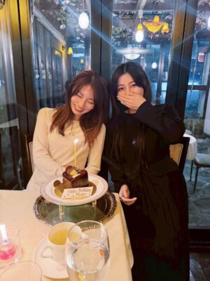 Riria Kojima Instagram - 12/18誕生日でした🎂お祝いくださった皆さま、やさしい想いをありがとうございます。だいすきです。

32歳も健やかに自分にも優しくする心を忘れず
嘘なく精一杯、逞しく、生きていきます。

吸〜

吐〜

整〜🧹🍃🫧

これからもよろしくお願い致します。
.
.
.
写真は親友のしほちゃんがお祝いしてくれて幸せだった日。特別をありがとう。いつもありがとう。すきなものしかなくて…🥩🍫

年々深まる愛でございます。 @nanbashiho 🐈