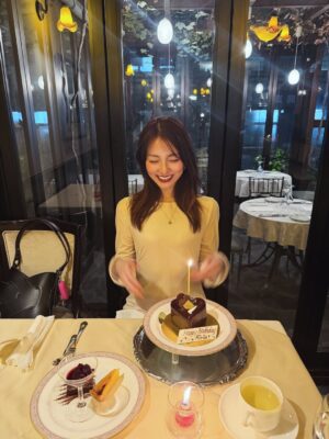 Riria Kojima Instagram - 12/18誕生日でした🎂お祝いくださった皆さま、やさしい想いをありがとうございます。だいすきです。

32歳も健やかに自分にも優しくする心を忘れず
嘘なく精一杯、逞しく、生きていきます。

吸〜

吐〜

整〜🧹🍃🫧

これからもよろしくお願い致します。
.
.
.
写真は親友のしほちゃんがお祝いしてくれて幸せだった日。特別をありがとう。いつもありがとう。すきなものしかなくて…🥩🍫

年々深まる愛でございます。 @nanbashiho 🐈