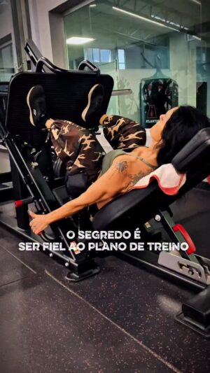 Rita Guerra Instagram - Tenho uma hérnia na coluna.
E hoje treino sem dor.

Durante anos, esta foi uma das minhas maiores fragilidades físicas.
Hoje sinto a zona lombar mais forte, mais estável e mais segura.

Nada disto é acaso.
É treino com acompanhamento profissional, feito à minha medida.

O trabalho da @teamtransformerz.pt tem sido essencial neste processo: treino consciente, seguro e focado na saúde.

Dias houve em que sentar-me e levantar-me do piano doía-me horrores, apesar de disfarçar isso acabou!🥰

#ritaguerra #musicaportuguesa #fitness #saudeebemestar