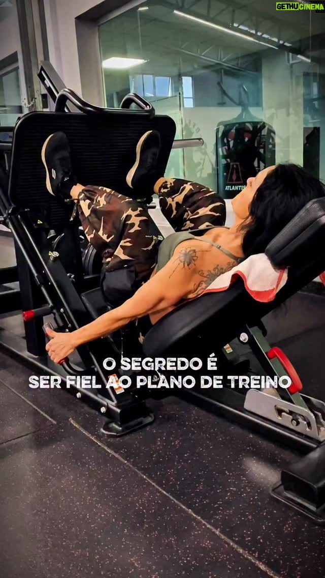 Rita Guerra - 2K Likes - Tenho uma hérnia na coluna.
E hoje treino sem dor.

Durante anos, esta foi uma das minhas maiores fragilidades físicas.
Hoje sinto a zona lombar mais forte, mais estável e mais segura.

Nada disto é acaso.
É treino com acompanhamento profissional, feito à minha medida.

O trabalho da @teamtransformerz.pt tem sido essencial neste processo: treino consciente, seguro e focado na saúde.

Dias houve em que sentar-me e levantar-me do piano doía-me horrores, apesar de disfarçar isso acabou!🥰

#ritaguerra #musicaportuguesa #fitness #saudeebemestar