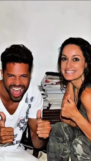 Rita Guerra Instagram - Ao longo da minha carreira gravei muitos duetos.
Hoje apeteceu-me recordar este.

Gravei com Angélico Vieira a canção “Quando Te Lembrares de Mim”, incluída no álbum Eu Acredito, lançado depois da sua partida.
Um jovem talento que nos deixou cedo demais.

A gravação foi simples.
O Angélico deixou-me completamente à vontade para interpretar a melodia que tinha em mente e disse-me apenas:
“Rita, sê tu. Sê tu própria.”

Foi isso que fiz.

O videoclipe foi feito mais tarde, já depois de ele partir.
Eu ao piano, num estúdio, rodeada de fotografias suas.
Um momento que ficou marcado para sempre.

Há músicas que não passam ficam, tal como o seu sorriso tão característico e que ficou registado na única fotografia que tenho com ele. ( que está no final deste vídeo).

#ritaguerra #musicaportuguesa #cantoraportuguesa #angelicovieira #angelicovieiraprasempre