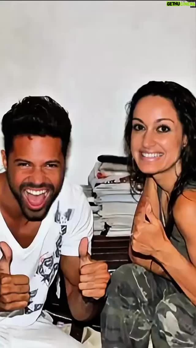 Rita Guerra - 4.1K Likes - Ao longo da minha carreira gravei muitos duetos.
Hoje apeteceu-me recordar este.

Gravei com Angélico Vieira a canção “Quando Te Lembrares de Mim”, incluída no álbum Eu Acredito, lançado depois da sua partida.
Um jovem talento que nos deixou cedo demais.

A gravação foi simples.
O Angélico deixou-me completamente à vontade para interpretar a melodia que tinha em mente e disse-me apenas:
“Rita, sê tu. Sê tu própria.”

Foi isso que fiz.

O videoclipe foi feito mais tarde, já depois de ele partir.
Eu ao piano, num estúdio, rodeada de fotografias suas.
Um momento que ficou marcado para sempre.

Há músicas que não passam ficam, tal como o seu sorriso tão característico e que ficou registado na única fotografia que tenho com ele. ( que está no final deste vídeo).

#ritaguerra #musicaportuguesa #cantoraportuguesa #angelicovieira #angelicovieiraprasempre