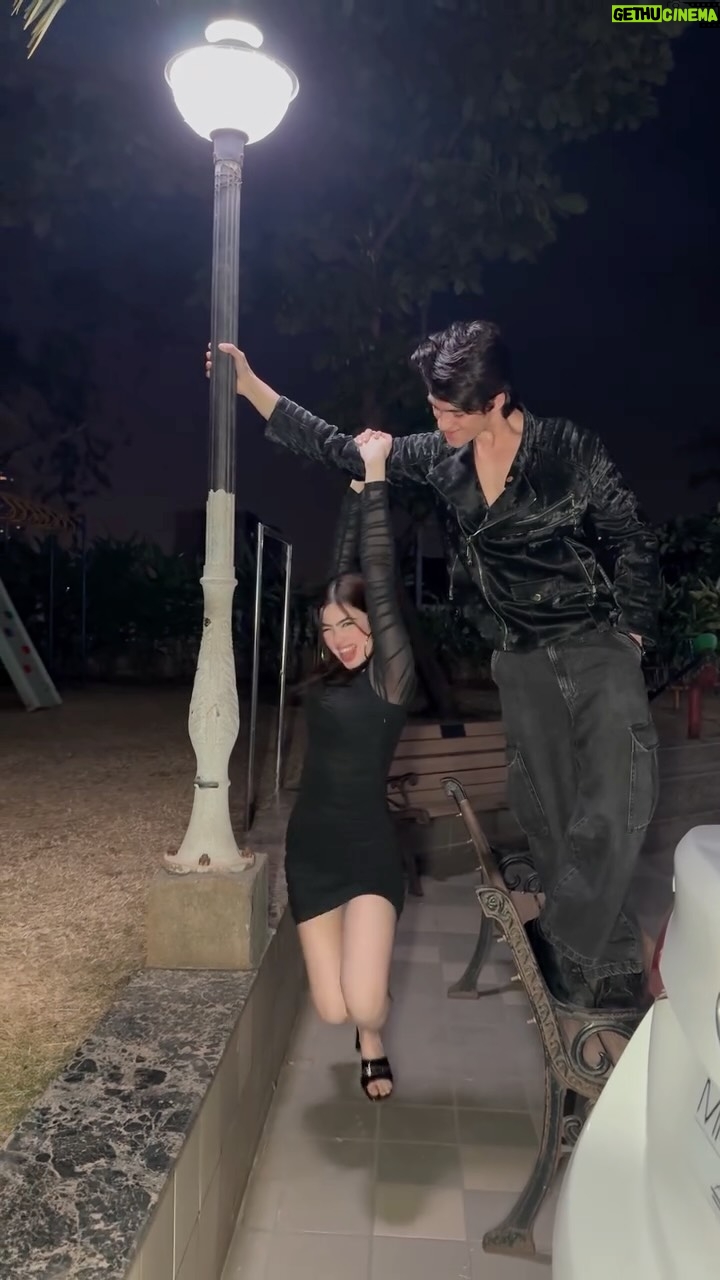 Riva Arora - 407.2K Likes - Are we late for this trend?😝🤷‍♀️🤝
#riva #rivarora #ayaan #rivaarora #trend