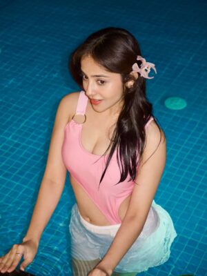 Riya Verma Instagram - 2026……..🌸

#viral #explorepage #newyear2026 #Poolparty #bachugang