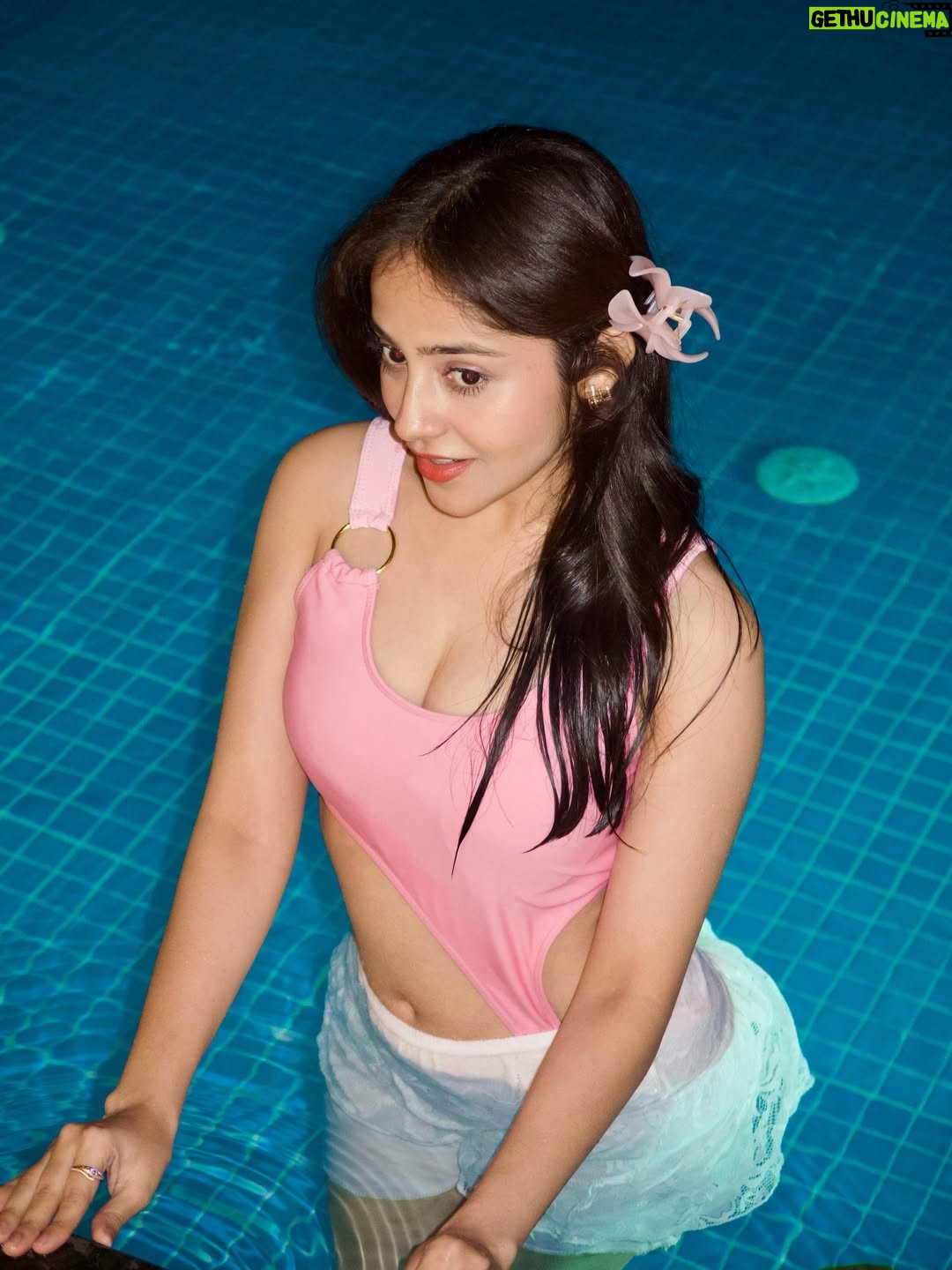 Riya Verma - 180.2K Likes - 2026……..🌸

#viral #explorepage #newyear2026 #Poolparty #bachugang
