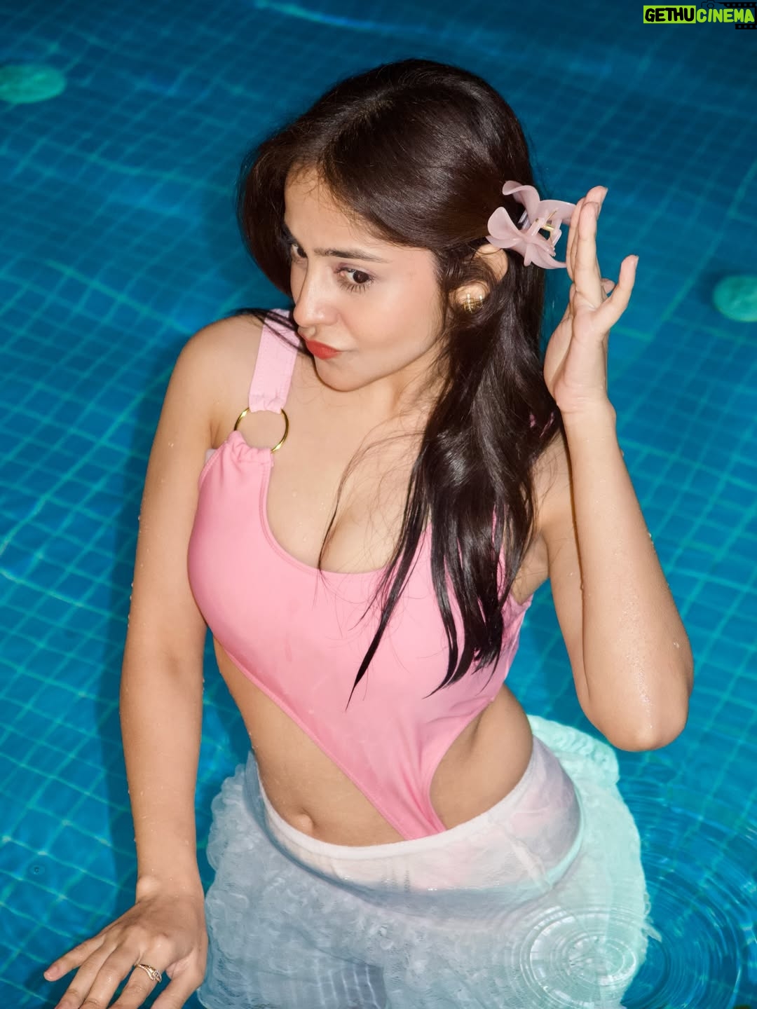 Riya Verma - 180.2K Likes - 2026……..🌸

#viral #explorepage #newyear2026 #Poolparty #bachugang