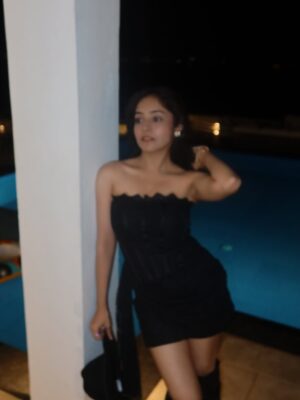 Riya Verma Instagram - 2026……..🌸

#viral #explorepage #newyear2026 #Poolparty #bachugang