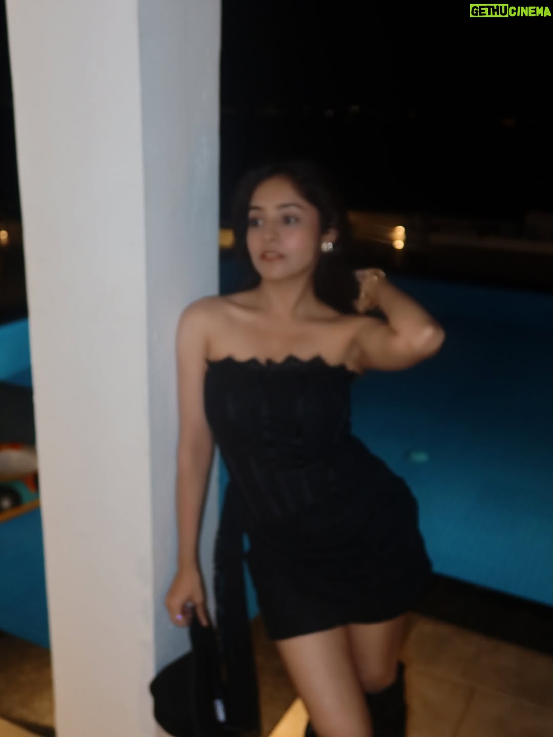 Riya Verma - 180.2K Likes - 2026……..🌸

#viral #explorepage #newyear2026 #Poolparty #bachugang