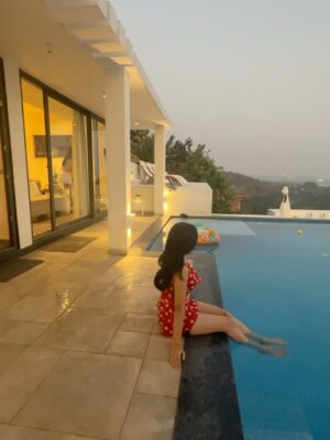 Riya Verma Instagram - 2026……..🌸

#viral #explorepage #newyear2026 #Poolparty #bachugang