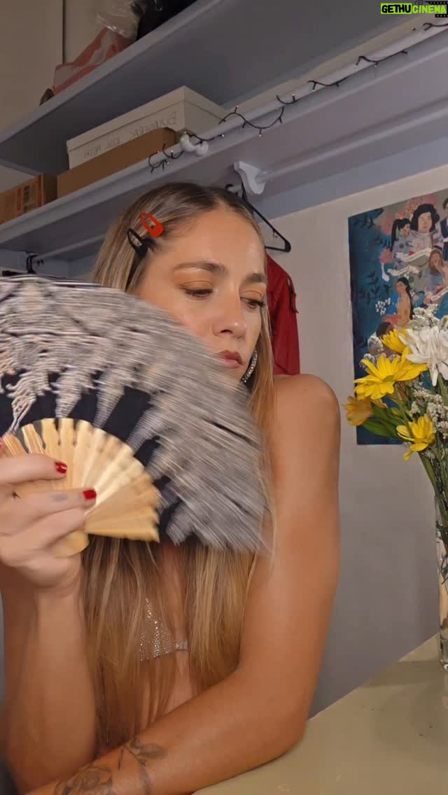 Rocío Igarzábal - 5.6K Likes - Tengo el placer de cantar esta canción en #ElDivorcioDelAño 
.
#PinkPonyClub 🎤 Es una canción de Chappell Roan, del 2020 

Habla de salir del lugar de origen y animarse a vivir la identidad propia sin pedir permiso.
No es rebeldía.
Es supervivencia emocional 💖