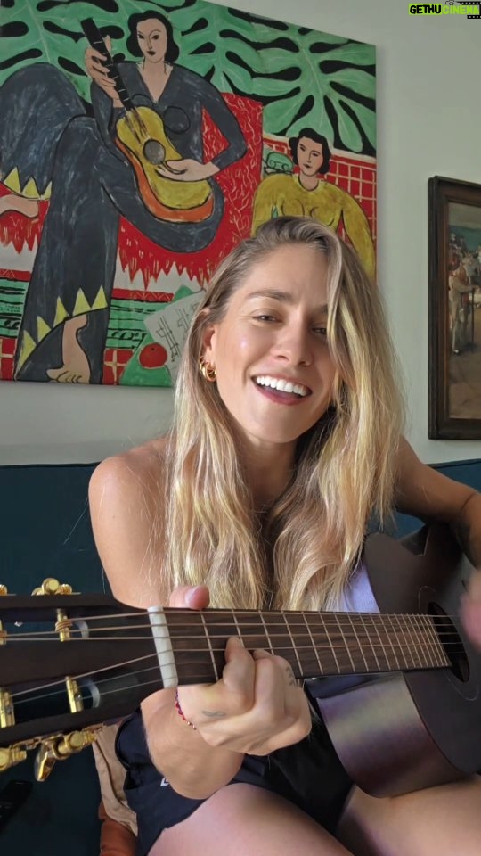 Rocío Igarzábal - 5.9K Likes - #WhatsUp 🎶❤️ 
Esta es una canción que me acompañó mucho cuando me fui a vivir sola. 
.
Hay algo se #4nonblondes que me pareció magnético. Su fuerza, su excentricismo, y su rebeldía.
.
Fue escrita por Linda Perry cuando tenía 23 años, en un momento de crisis existencial total. 
Y coincide con este personaje que estoy embarcando ahora. 

Momento de #miguitarrayyo