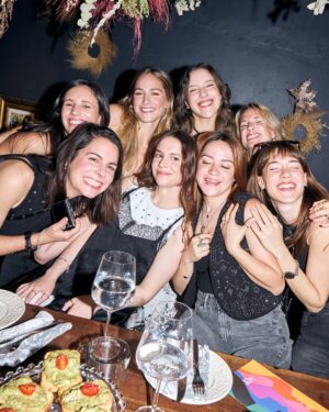 Rocío Igarzábal Instagram - Felices de vernos y encontrarnos con nuestra comunidad!! (Y aprovechar para elegir estos looks de fiesta que no queremos dejar de usar 😍)

 
👉 Vení a probarlos todos o conseguilos en ver.com.ar y aprovechá 6 cuotas sin interés y envío gratis desde $200.000.