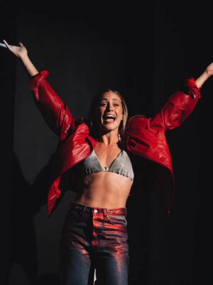 Rocío Igarzábal Instagram - Para mi empieza algo mas que un año nuevo.. Un Proceso Distinto. 
Un personaje que me sacude por completo. Y me hace cuestionar mucho la realidad en la q vivimos y la virtual tmb. 

Creo que Sofia llegó para atravesar muchos corazones. Una hija que crece adornada, intoxicada, anestesiada. 
Cada personaje de El Divorcio del Año es más que una cara cómica. Tienen una raíz que se ahoga en temas q nos son familiares a todos y que muchas veces padecemos. 

Vengan a ver El Divorcio del Año. Es una joya necesaria para el Teatro y el alma ❤️

A partir del 2 de Enero en el @multiteatro 

@josemariamuscari 
@marielaasensio 
.
.
Ph @roridelcerro