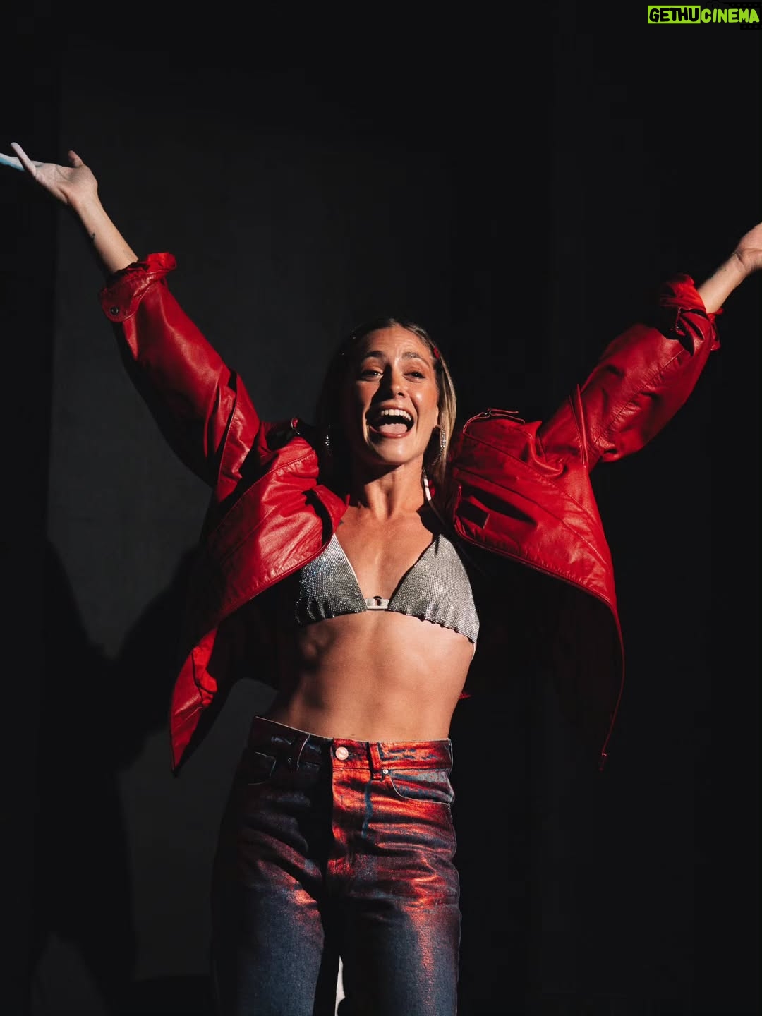 Rocío Igarzábal - 6.5K Likes - Para mi empieza algo mas que un año nuevo.. Un Proceso Distinto. 
Un personaje que me sacude por completo. Y me hace cuestionar mucho la realidad en la q vivimos y la virtual tmb. 

Creo que Sofia llegó para atravesar muchos corazones. Una hija que crece adornada, intoxicada, anestesiada. 
Cada personaje de El Divorcio del Año es más que una cara cómica. Tienen una raíz que se ahoga en temas q nos son familiares a todos y que muchas veces padecemos. 

Vengan a ver El Divorcio del Año. Es una joya necesaria para el Teatro y el alma ❤️

A partir del 2 de Enero en el @multiteatro 

@josemariamuscari 
@marielaasensio 
.
.
Ph @roridelcerro