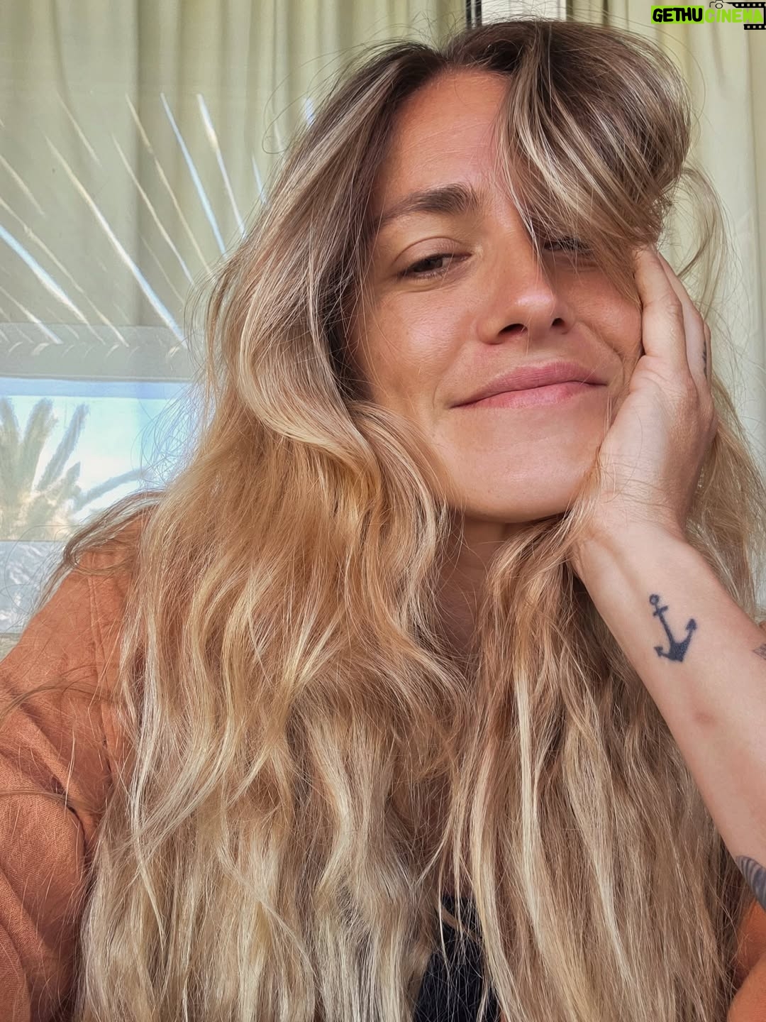 Rocío Igarzábal - 8.6K Likes - Estas vacaciones fueron de los mas especiales. Hoy mi abuelo cumpliría 100 años (dato no menor) Estar en el mar con mi familia lo vuelve muy especial. Compartir con mi papá nuestro amor por la naturaleza, con mi hermana y mis sobrinas. Hacer castillos en la arena, piruetas sin fin, atardeceres y cosas ricas. 
Gracias @tiotom.allinclusive x tu encanto ❤️