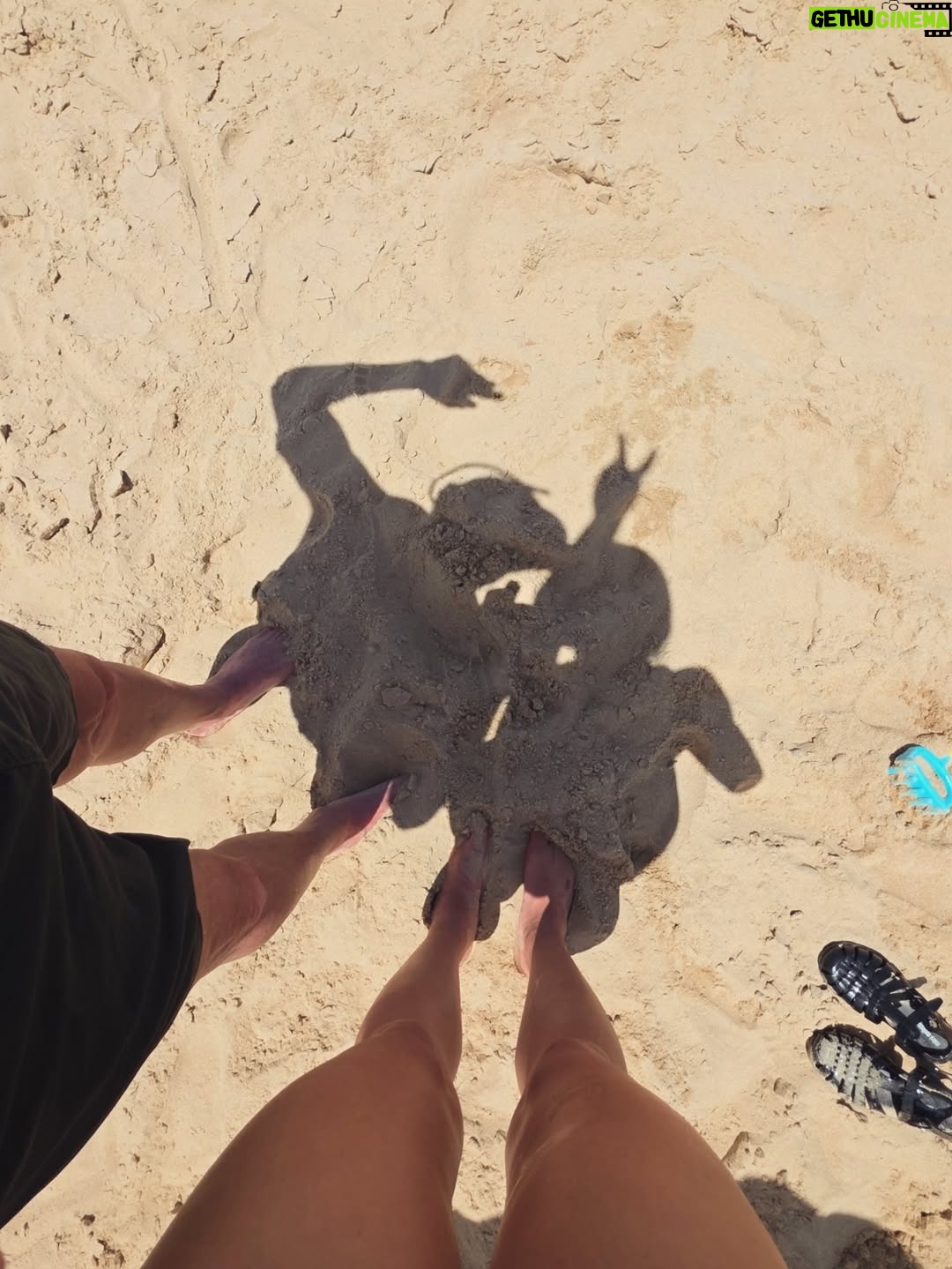 Rocío Igarzábal - 8.6K Likes - Estas vacaciones fueron de los mas especiales. Hoy mi abuelo cumpliría 100 años (dato no menor) Estar en el mar con mi familia lo vuelve muy especial. Compartir con mi papá nuestro amor por la naturaleza, con mi hermana y mis sobrinas. Hacer castillos en la arena, piruetas sin fin, atardeceres y cosas ricas. 
Gracias @tiotom.allinclusive x tu encanto ❤️