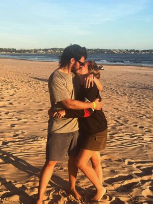 Rocío Igarzábal Instagram - Estas vacaciones fueron de los mas especiales. Hoy mi abuelo cumpliría 100 años (dato no menor) Estar en el mar con mi familia lo vuelve muy especial. Compartir con mi papá nuestro amor por la naturaleza, con mi hermana y mis sobrinas. Hacer castillos en la arena, piruetas sin fin, atardeceres y cosas ricas. 
Gracias @tiotom.allinclusive x tu encanto ❤️