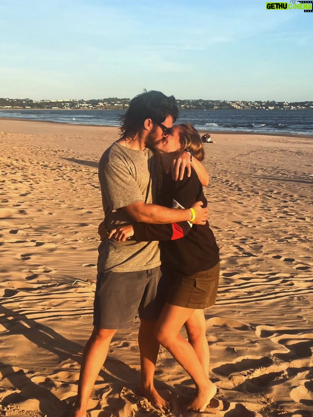 Rocío Igarzábal - 8.6K Likes - Estas vacaciones fueron de los mas especiales. Hoy mi abuelo cumpliría 100 años (dato no menor) Estar en el mar con mi familia lo vuelve muy especial. Compartir con mi papá nuestro amor por la naturaleza, con mi hermana y mis sobrinas. Hacer castillos en la arena, piruetas sin fin, atardeceres y cosas ricas. 
Gracias @tiotom.allinclusive x tu encanto ❤️