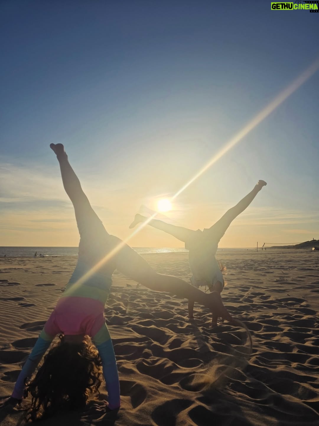 Rocío Igarzábal - 8.6K Likes - Estas vacaciones fueron de los mas especiales. Hoy mi abuelo cumpliría 100 años (dato no menor) Estar en el mar con mi familia lo vuelve muy especial. Compartir con mi papá nuestro amor por la naturaleza, con mi hermana y mis sobrinas. Hacer castillos en la arena, piruetas sin fin, atardeceres y cosas ricas. 
Gracias @tiotom.allinclusive x tu encanto ❤️