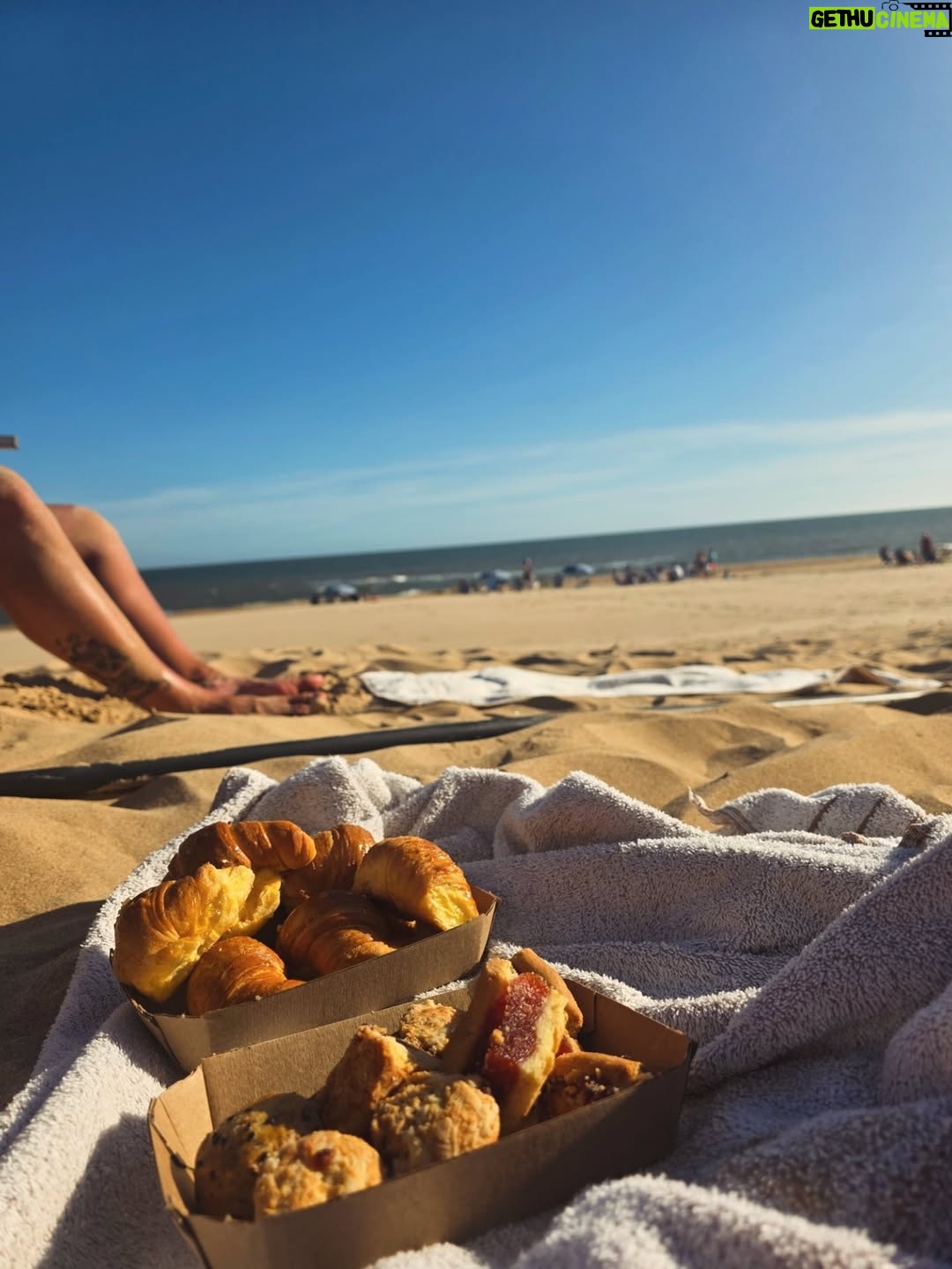 Rocío Igarzábal - 8.6K Likes - Estas vacaciones fueron de los mas especiales. Hoy mi abuelo cumpliría 100 años (dato no menor) Estar en el mar con mi familia lo vuelve muy especial. Compartir con mi papá nuestro amor por la naturaleza, con mi hermana y mis sobrinas. Hacer castillos en la arena, piruetas sin fin, atardeceres y cosas ricas. 
Gracias @tiotom.allinclusive x tu encanto ❤️