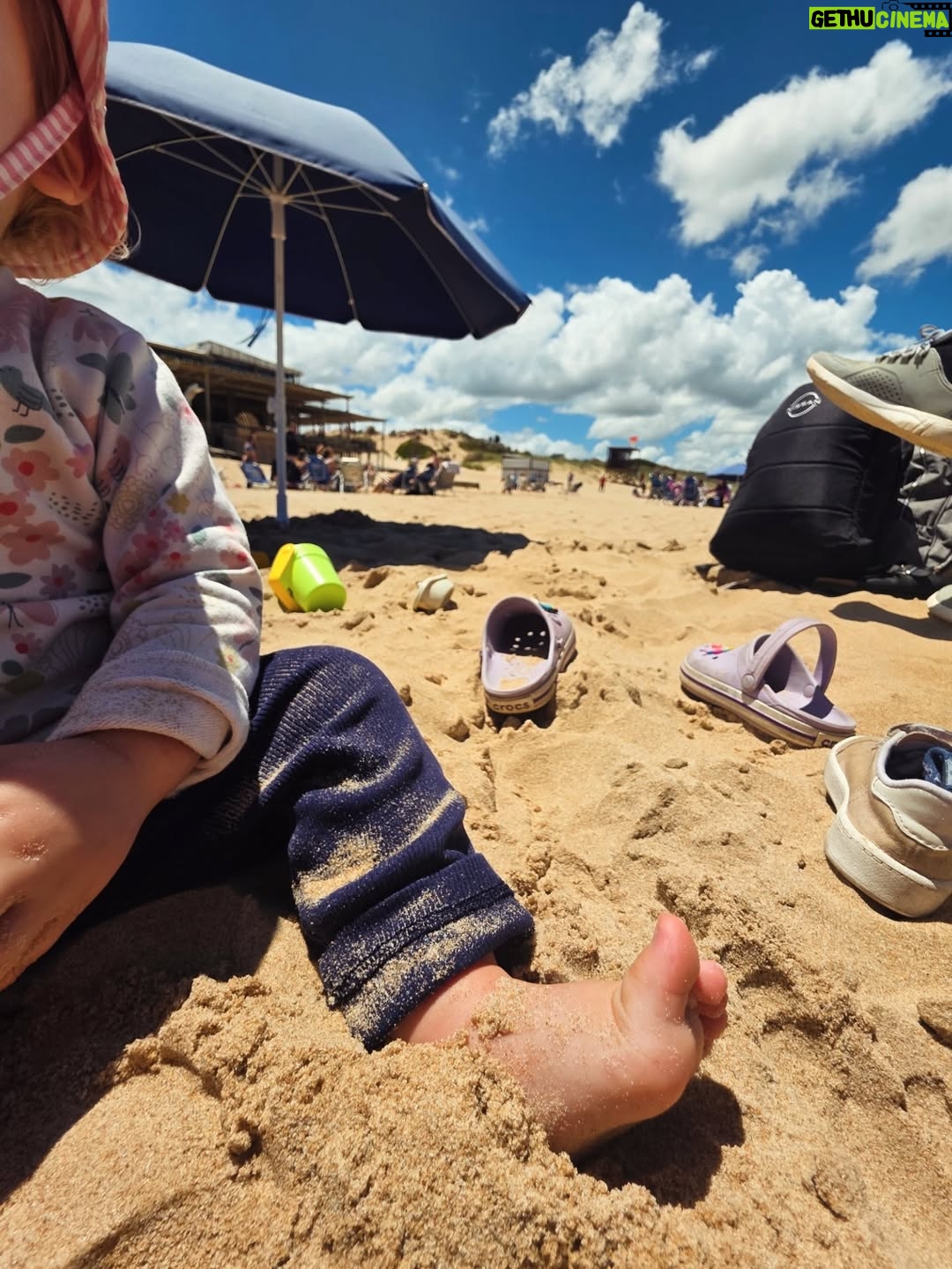 Rocío Igarzábal - 8.6K Likes - Estas vacaciones fueron de los mas especiales. Hoy mi abuelo cumpliría 100 años (dato no menor) Estar en el mar con mi familia lo vuelve muy especial. Compartir con mi papá nuestro amor por la naturaleza, con mi hermana y mis sobrinas. Hacer castillos en la arena, piruetas sin fin, atardeceres y cosas ricas. 
Gracias @tiotom.allinclusive x tu encanto ❤️