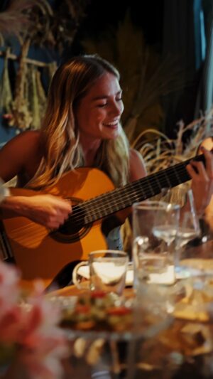 Rocío Igarzábal Instagram - En Navidad, cada uno celebra a su manera. Con abrazos, con risas… o con una canción que guarda una historia.
 
Rochi cantando Volare nos invita a volver a eso que nos emociona y a celebrar los encuentros que hacen únicas a las fiestas.
 
Que nunca falten los recuerdos, la música y las personas que nos hacen sentir en casa. 🎄✨ Felices fiestas para todos!