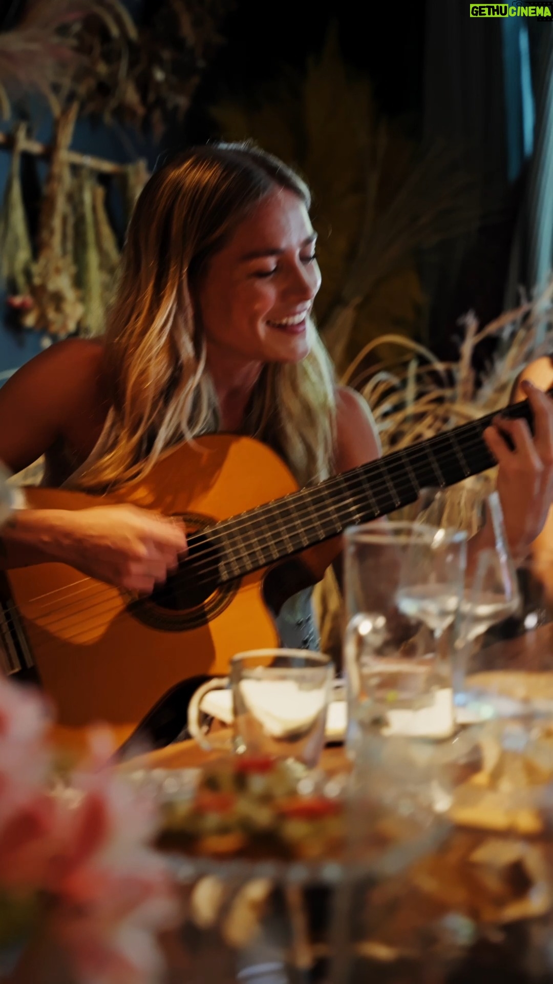 Rocío Igarzábal - 2.4K Likes - En Navidad, cada uno celebra a su manera. Con abrazos, con risas… o con una canción que guarda una historia.
 
Rochi cantando Volare nos invita a volver a eso que nos emociona y a celebrar los encuentros que hacen únicas a las fiestas.
 
Que nunca falten los recuerdos, la música y las personas que nos hacen sentir en casa. 🎄✨ Felices fiestas para todos!
