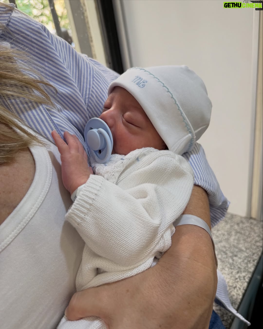 Rocío Marengo - 310.8K Likes - Llegamos a casa con Isidro y la felicidad es inmensa!!

Estamos desbordados de amor, paz y gratitud.
Hay una sensación de relax profundo, de misión cumplida… imposible de explicar con palabras!!

Gracias al equipo maravilloso de Neo @sanatoriootamendi !! 🙌
Son todas enormes!!!! 
Con Isi las vamos a extrañar!!!! ❤️ 

A los amiguit@s de Isi, mamis y papis que cruzamos en este camino, todo nuestro amor y esperamos verlos pronto!!! 

Que pasen una lindisima noche buena y una hermosa Navidad!! 
🎄 Paz, amor y salud para todos!!! 

Isidro, mamá y papá.