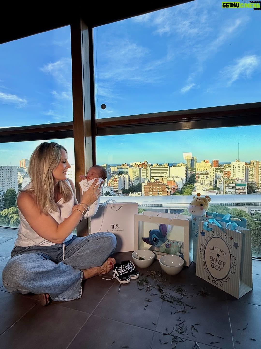Rocío Marengo - 89.8K Likes - Feliz día de Reyes!! 🌟
🤴🏼🐫🤴🏿🐫🤴🏻🐫 

Los Reyes hablan de espera, de fe y de creer aun cuando el camino se hace largo.
Algo que con Isi sabemos muy bien.. 🥰

Anoche dejamos pastito y agua, como marca la tradición.
Hoy llegaron los regalos… y la verdadera magia es poder vivir este primer Día de Reyes con vos en mis brazos. 

#reyesmagos 💫