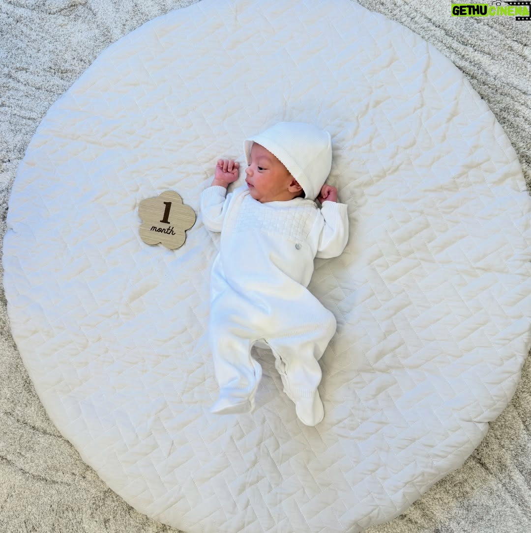 Rocío Marengo - 87.7K Likes - Feliz cumple mes Isidro de mi corazón. 
Desde que llegaste me hiciste cambiar la forma de mirar el mundo! 
Te amo infinito!! ♾️ 

🐻 Mamá para celebrar el cumple mes me eligió un outfit de @magdalenaespositooficial .