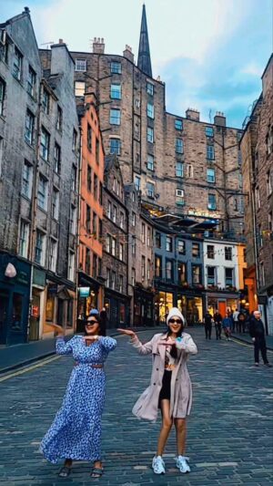 Rohini Reddy Instagram - Two koyilas vibing to koyila song❤️❤️❤️❤️

@iam_bhanusri ❤️

#rowdyrohini #travelphotography #trendingnow #biggboss #love #réel