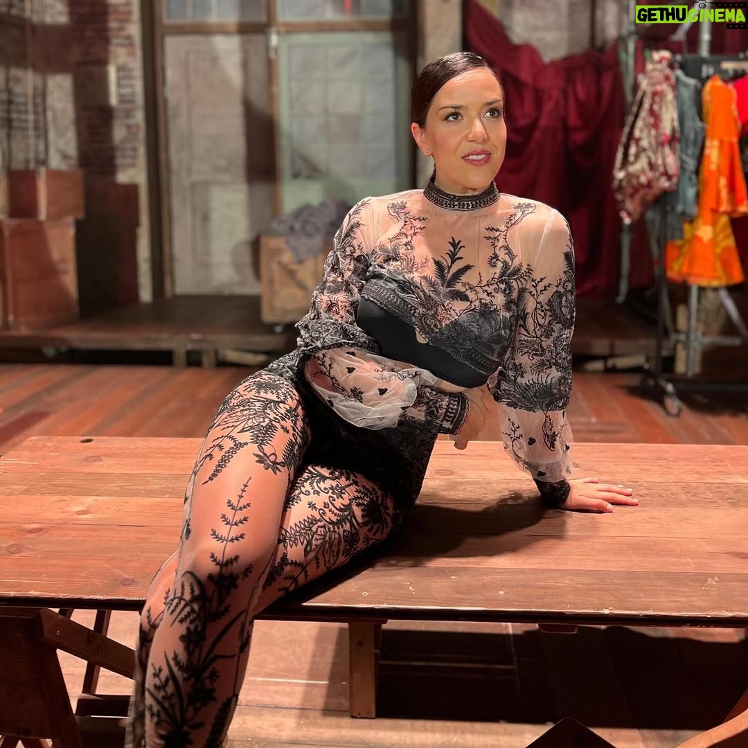 Roko - 1.9K Likes - Hemos estrenado GODSPELL! 

El 30 de Octubre abrió sus puertas @godspellelmusicaloficial 
Beso cada tabla de este escenario que ya es CASA. 
Están siendo días preciosos de reencontrarme con sensaciones y emociones que amo. Cada mirada y gesto entre compañeros y la interacción con el público que se acerca al @teatrodelsoho 
Hemos trabajado con conciencia cada parte de esta obra con la que esperamos transformarnos en comunidad y quizás ser un poco mejores para este mundo. Dando cada uno lo mejor que tenemos. 

El look divino de mi querida @luciacanonovias me acompañó ese día. Representación de la dedicación y la artesanía alcalaína :) (que orgullo de paisana y amiga) 

Gracias a @antoniobanderas por regalarnos este reto y este juego diario. Me siento muy agradecida💕
Poco más que aportaros con palabras. El resto lo tendréis que descubrir vosotr@s. Estaremos hasta el 11 de enero en mi Malaga de mis entrañas. 

Os esperamos en el teatro 🎭