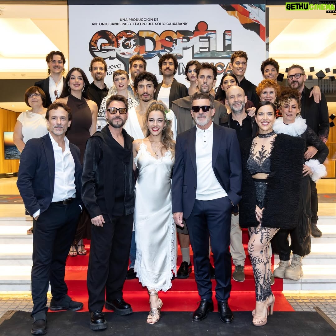 Roko - 1.9K Likes - Hemos estrenado GODSPELL! 

El 30 de Octubre abrió sus puertas @godspellelmusicaloficial 
Beso cada tabla de este escenario que ya es CASA. 
Están siendo días preciosos de reencontrarme con sensaciones y emociones que amo. Cada mirada y gesto entre compañeros y la interacción con el público que se acerca al @teatrodelsoho 
Hemos trabajado con conciencia cada parte de esta obra con la que esperamos transformarnos en comunidad y quizás ser un poco mejores para este mundo. Dando cada uno lo mejor que tenemos. 

El look divino de mi querida @luciacanonovias me acompañó ese día. Representación de la dedicación y la artesanía alcalaína :) (que orgullo de paisana y amiga) 

Gracias a @antoniobanderas por regalarnos este reto y este juego diario. Me siento muy agradecida💕
Poco más que aportaros con palabras. El resto lo tendréis que descubrir vosotr@s. Estaremos hasta el 11 de enero en mi Malaga de mis entrañas. 

Os esperamos en el teatro 🎭
