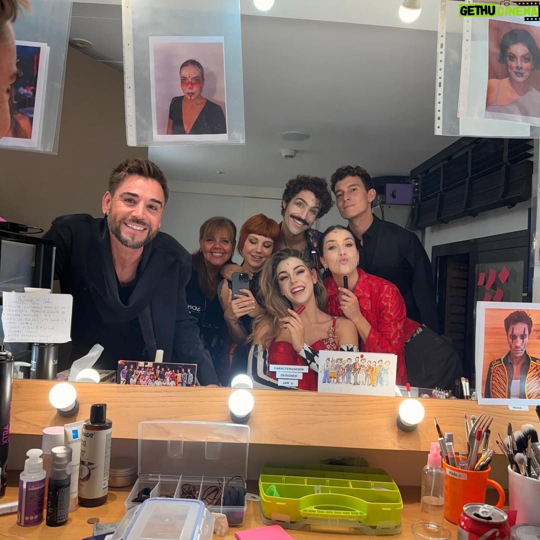Roko - 1.9K Likes - Hemos estrenado GODSPELL! 

El 30 de Octubre abrió sus puertas @godspellelmusicaloficial 
Beso cada tabla de este escenario que ya es CASA. 
Están siendo días preciosos de reencontrarme con sensaciones y emociones que amo. Cada mirada y gesto entre compañeros y la interacción con el público que se acerca al @teatrodelsoho 
Hemos trabajado con conciencia cada parte de esta obra con la que esperamos transformarnos en comunidad y quizás ser un poco mejores para este mundo. Dando cada uno lo mejor que tenemos. 

El look divino de mi querida @luciacanonovias me acompañó ese día. Representación de la dedicación y la artesanía alcalaína :) (que orgullo de paisana y amiga) 

Gracias a @antoniobanderas por regalarnos este reto y este juego diario. Me siento muy agradecida💕
Poco más que aportaros con palabras. El resto lo tendréis que descubrir vosotr@s. Estaremos hasta el 11 de enero en mi Malaga de mis entrañas. 

Os esperamos en el teatro 🎭