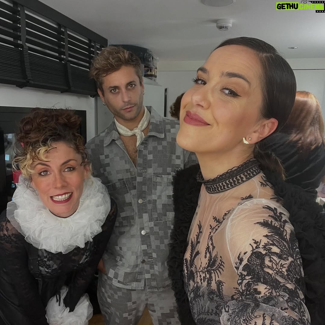 Roko - 1.9K Likes - Hemos estrenado GODSPELL! 

El 30 de Octubre abrió sus puertas @godspellelmusicaloficial 
Beso cada tabla de este escenario que ya es CASA. 
Están siendo días preciosos de reencontrarme con sensaciones y emociones que amo. Cada mirada y gesto entre compañeros y la interacción con el público que se acerca al @teatrodelsoho 
Hemos trabajado con conciencia cada parte de esta obra con la que esperamos transformarnos en comunidad y quizás ser un poco mejores para este mundo. Dando cada uno lo mejor que tenemos. 

El look divino de mi querida @luciacanonovias me acompañó ese día. Representación de la dedicación y la artesanía alcalaína :) (que orgullo de paisana y amiga) 

Gracias a @antoniobanderas por regalarnos este reto y este juego diario. Me siento muy agradecida💕
Poco más que aportaros con palabras. El resto lo tendréis que descubrir vosotr@s. Estaremos hasta el 11 de enero en mi Malaga de mis entrañas. 

Os esperamos en el teatro 🎭