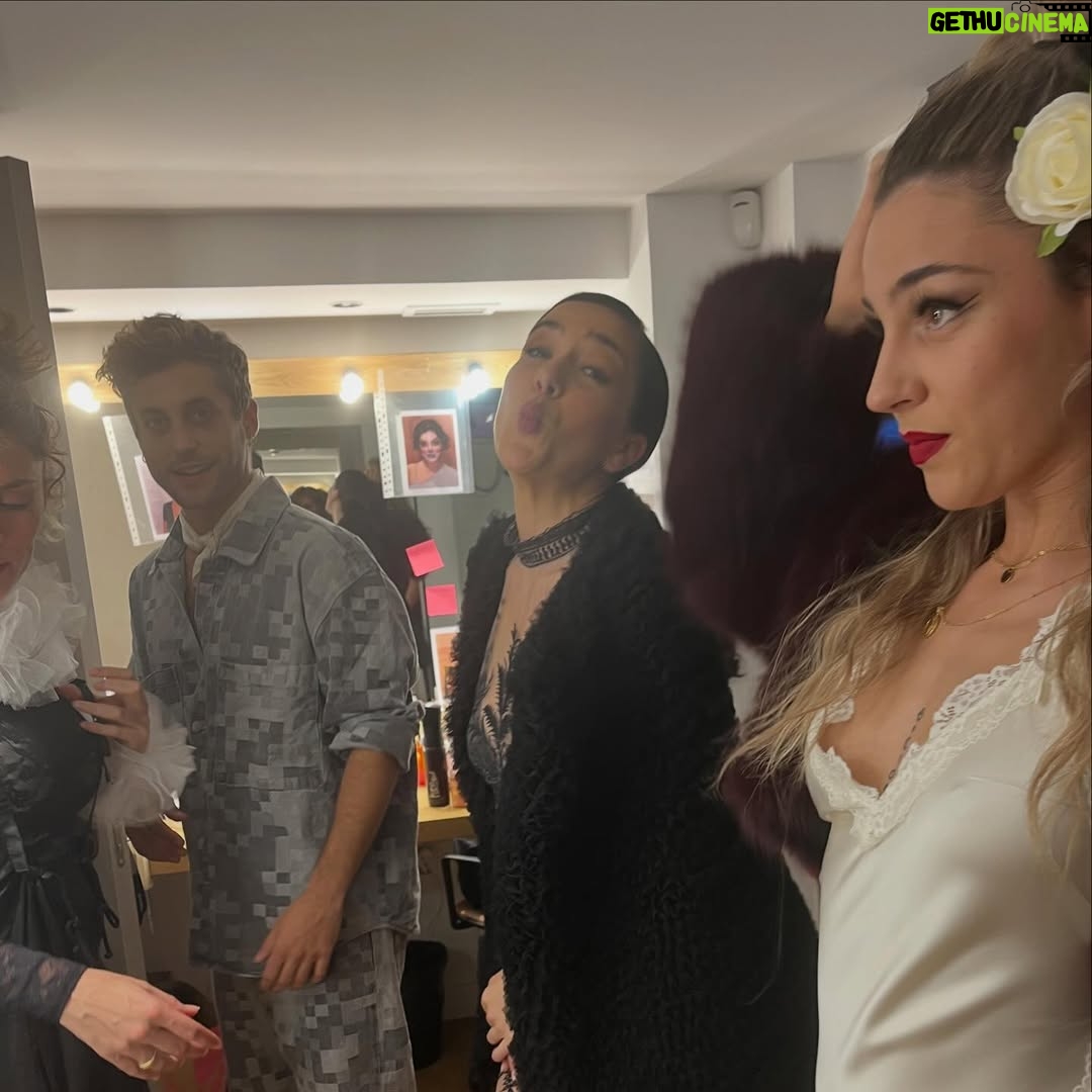 Roko - 1.9K Likes - Hemos estrenado GODSPELL! 

El 30 de Octubre abrió sus puertas @godspellelmusicaloficial 
Beso cada tabla de este escenario que ya es CASA. 
Están siendo días preciosos de reencontrarme con sensaciones y emociones que amo. Cada mirada y gesto entre compañeros y la interacción con el público que se acerca al @teatrodelsoho 
Hemos trabajado con conciencia cada parte de esta obra con la que esperamos transformarnos en comunidad y quizás ser un poco mejores para este mundo. Dando cada uno lo mejor que tenemos. 

El look divino de mi querida @luciacanonovias me acompañó ese día. Representación de la dedicación y la artesanía alcalaína :) (que orgullo de paisana y amiga) 

Gracias a @antoniobanderas por regalarnos este reto y este juego diario. Me siento muy agradecida💕
Poco más que aportaros con palabras. El resto lo tendréis que descubrir vosotr@s. Estaremos hasta el 11 de enero en mi Malaga de mis entrañas. 

Os esperamos en el teatro 🎭