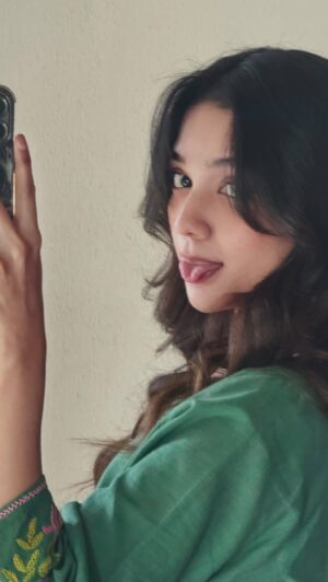 Romaisa Khan Instagram - Bht khikhi krne lagi hun kahin fielding tou set nahi hone wali š”