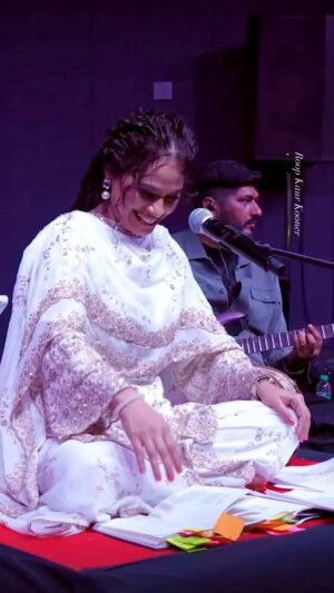 Roop Kaur Kooner Instagram - “ ਭੋਲੇ ਲੋਕ “✍️ਲਿਖਤ-ਰੂਪ ਕੌਰ ਕੂੰਨਰ , ‘ Bhole Lok ’ Lyrics- Roop Kaur Kooner 🙏🏻😊✍🏻 ਦੌਰ-ਏ-ਜ਼ਿੰਦਗੀ ‘ Live Musical Poetry Event ✍🏻😊@roopkaurkooner ❤️🤭