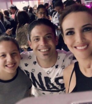 Rosángela Espinoza Instagram - Cómo olvidar un año así… #2016 🥹🏆🏆
Ahí nació una frase que hasta hoy me acompaña: “Todo esfuerzo tiene su recompensa”.
Recuerdo perfectamente el día que me presentaron en la pista de baile… yo, sin haber hecho una cargada de baile en mi vida. Y aun así, terminé levantando dos copas 🏆🏆.
La primera, en mi temporada, enfrentándome a increíbles competidoras.
La segunda, en la gala final, compitiendo con los mejores de ambas temporadas.
Nada fue fácil. Lo logré a base de muchísimo esfuerzo, disciplina y trabajo en equipo junto a mi partner Lucas Piro y un gran equipo detrás.
Hubo caídas, lágrimas, lesiones y momentos de dolor… pero jamás me rendí. Porque mis sueños siempre pesaron más que cualquier obstáculo.
Y sí, también rescaté a Tommy de la pista y viví muchas cositas más que hoy recuerdo con el corazón lleno.
2016 no solo me dio copas… me dejó lecciones que marcaron mi vida para siempre ✨