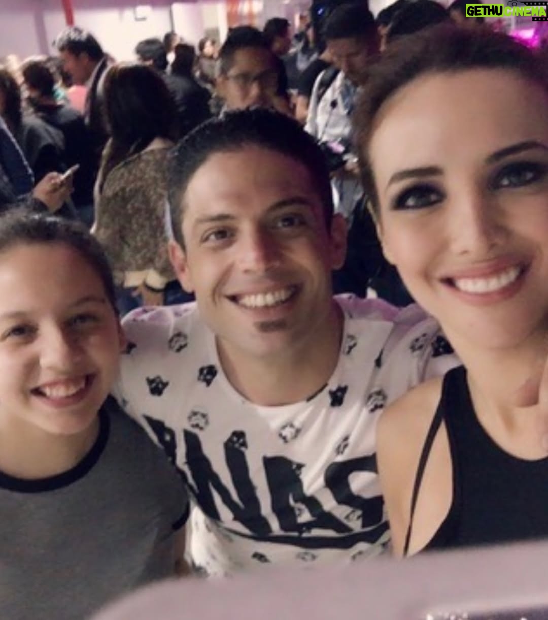 Rosángela Espinoza - 3 Likes - Cómo olvidar un año así… #2016 🥹🏆🏆
Ahí nació una frase que hasta hoy me acompaña: “Todo esfuerzo tiene su recompensa”.
Recuerdo perfectamente el día que me presentaron en la pista de baile… yo, sin haber hecho una cargada de baile en mi vida. Y aun así, terminé levantando dos copas 🏆🏆.
La primera, en mi temporada, enfrentándome a increíbles competidoras.
La segunda, en la gala final, compitiendo con los mejores de ambas temporadas.
Nada fue fácil. Lo logré a base de muchísimo esfuerzo, disciplina y trabajo en equipo junto a mi partner Lucas Piro y un gran equipo detrás.
Hubo caídas, lágrimas, lesiones y momentos de dolor… pero jamás me rendí. Porque mis sueños siempre pesaron más que cualquier obstáculo.
Y sí, también rescaté a Tommy de la pista y viví muchas cositas más que hoy recuerdo con el corazón lleno.
2016 no solo me dio copas… me dejó lecciones que marcaron mi vida para siempre ✨
