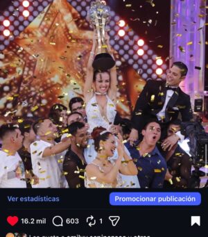 Rosángela Espinoza Instagram - Cómo olvidar un año así… #2016 🥹🏆🏆
Ahí nació una frase que hasta hoy me acompaña: “Todo esfuerzo tiene su recompensa”.
Recuerdo perfectamente el día que me presentaron en la pista de baile… yo, sin haber hecho una cargada de baile en mi vida. Y aun así, terminé levantando dos copas 🏆🏆.
La primera, en mi temporada, enfrentándome a increíbles competidoras.
La segunda, en la gala final, compitiendo con los mejores de ambas temporadas.
Nada fue fácil. Lo logré a base de muchísimo esfuerzo, disciplina y trabajo en equipo junto a mi partner Lucas Piro y un gran equipo detrás.
Hubo caídas, lágrimas, lesiones y momentos de dolor… pero jamás me rendí. Porque mis sueños siempre pesaron más que cualquier obstáculo.
Y sí, también rescaté a Tommy de la pista y viví muchas cositas más que hoy recuerdo con el corazón lleno.
2016 no solo me dio copas… me dejó lecciones que marcaron mi vida para siempre ✨