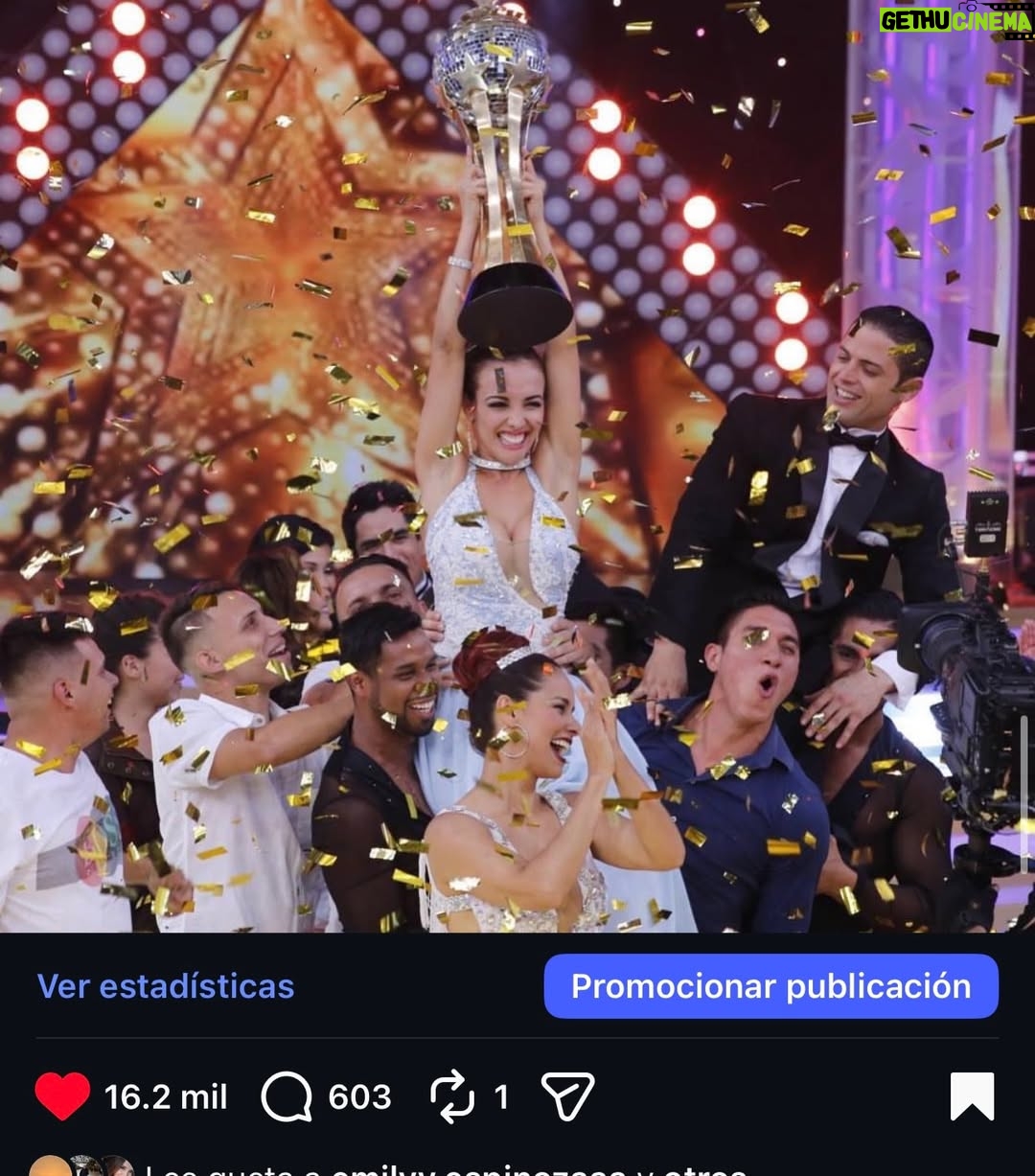 Rosángela Espinoza - 3 Likes - Cómo olvidar un año así… #2016 🥹🏆🏆
Ahí nació una frase que hasta hoy me acompaña: “Todo esfuerzo tiene su recompensa”.
Recuerdo perfectamente el día que me presentaron en la pista de baile… yo, sin haber hecho una cargada de baile en mi vida. Y aun así, terminé levantando dos copas 🏆🏆.
La primera, en mi temporada, enfrentándome a increíbles competidoras.
La segunda, en la gala final, compitiendo con los mejores de ambas temporadas.
Nada fue fácil. Lo logré a base de muchísimo esfuerzo, disciplina y trabajo en equipo junto a mi partner Lucas Piro y un gran equipo detrás.
Hubo caídas, lágrimas, lesiones y momentos de dolor… pero jamás me rendí. Porque mis sueños siempre pesaron más que cualquier obstáculo.
Y sí, también rescaté a Tommy de la pista y viví muchas cositas más que hoy recuerdo con el corazón lleno.
2016 no solo me dio copas… me dejó lecciones que marcaron mi vida para siempre ✨