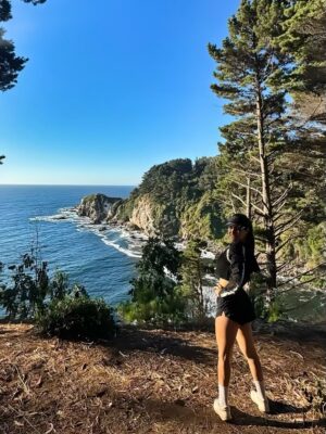Rosángela Espinoza Instagram - Qué privilegio es detenerse y apreciar la belleza de la naturaleza 🥹😭♥️Hoy agradezco tener salud, poder salir a correr y, sobre todo, regalarme estos paisajes que para mí no tienen precio 🌿☀️.
Ya regreso a mi Lima con una energía más bonita 🥰. Con todas las ganas de empezar ya con mis actividades 🥂🤍🫶🏻📺🎙️🎬📸🐶🏠📖💪🏋️💸✍️
Que nunca nos falten razones para vivir con el corazón lleno de amor 🤍.