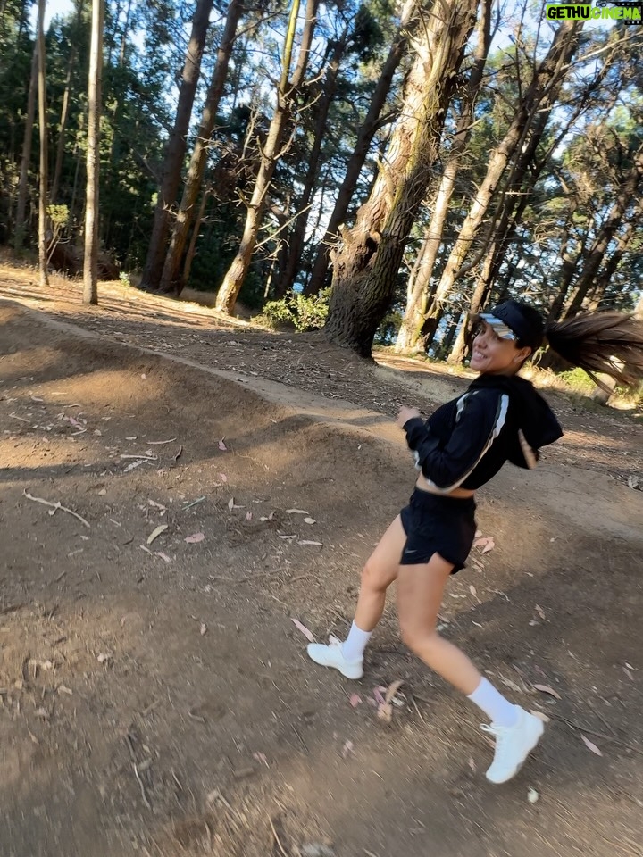 Rosángela Espinoza - 3 Likes - Qué privilegio es detenerse y apreciar la belleza de la naturaleza 🥹😭♥️Hoy agradezco tener salud, poder salir a correr y, sobre todo, regalarme estos paisajes que para mí no tienen precio 🌿☀️. 
Ya regreso a mi Lima con una energía más bonita 🥰. Con todas las ganas de empezar ya con mis actividades 🥂🤍🫶🏻📺🎙️🎬📸🐶🏠📖💪🏋️💸✍️
Que nunca nos falten razones para vivir con el corazón lleno de amor 🤍.