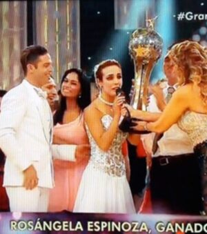 Rosángela Espinoza Instagram - Cómo olvidar un año así… #2016 🥹🏆🏆
Ahí nació una frase que hasta hoy me acompaña: “Todo esfuerzo tiene su recompensa”.
Recuerdo perfectamente el día que me presentaron en la pista de baile… yo, sin haber hecho una cargada de baile en mi vida. Y aun así, terminé levantando dos copas 🏆🏆.
La primera, en mi temporada, enfrentándome a increíbles competidoras.
La segunda, en la gala final, compitiendo con los mejores de ambas temporadas.
Nada fue fácil. Lo logré a base de muchísimo esfuerzo, disciplina y trabajo en equipo junto a mi partner Lucas Piro y un gran equipo detrás.
Hubo caídas, lágrimas, lesiones y momentos de dolor… pero jamás me rendí. Porque mis sueños siempre pesaron más que cualquier obstáculo.
Y sí, también rescaté a Tommy de la pista y viví muchas cositas más que hoy recuerdo con el corazón lleno.
2016 no solo me dio copas… me dejó lecciones que marcaron mi vida para siempre ✨
