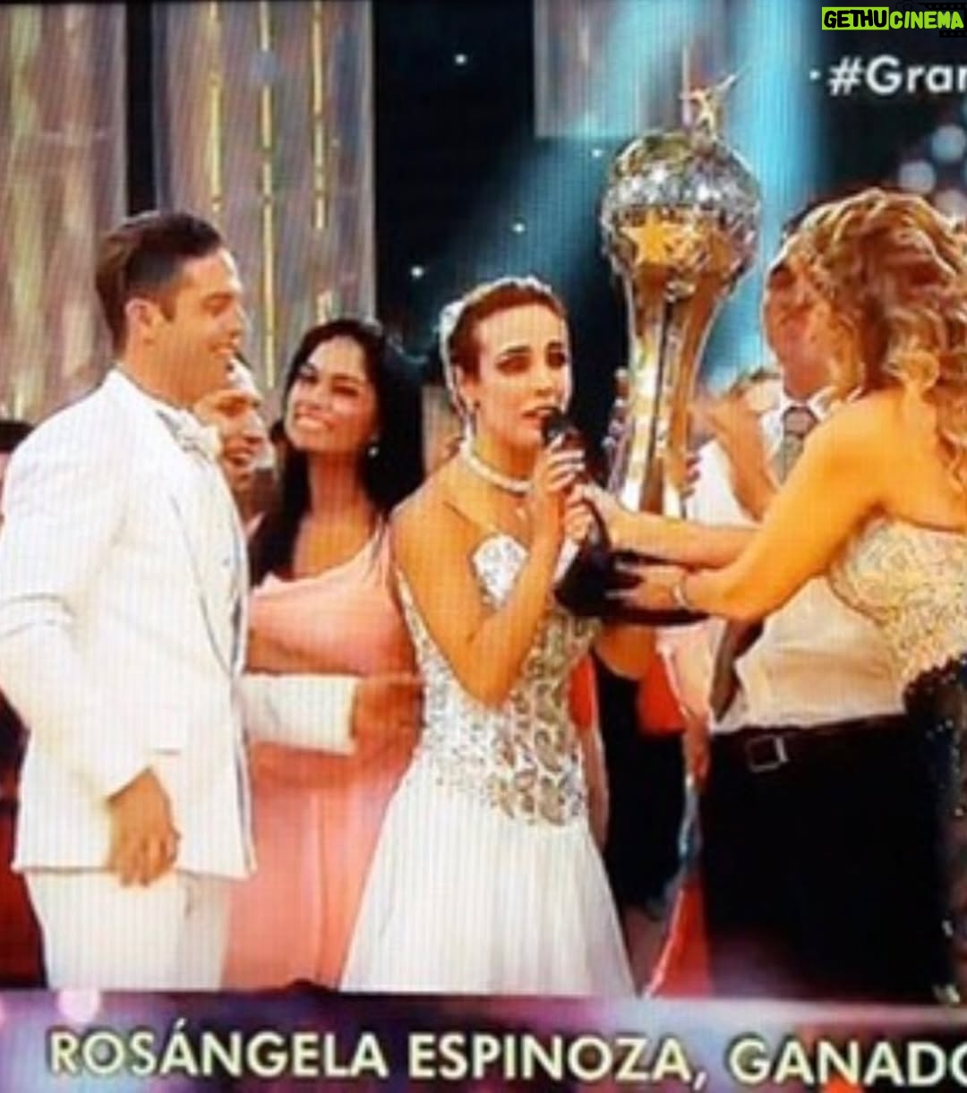 Rosángela Espinoza - 3 Likes - Cómo olvidar un año así… #2016 🥹🏆🏆
Ahí nació una frase que hasta hoy me acompaña: “Todo esfuerzo tiene su recompensa”.
Recuerdo perfectamente el día que me presentaron en la pista de baile… yo, sin haber hecho una cargada de baile en mi vida. Y aun así, terminé levantando dos copas 🏆🏆.
La primera, en mi temporada, enfrentándome a increíbles competidoras.
La segunda, en la gala final, compitiendo con los mejores de ambas temporadas.
Nada fue fácil. Lo logré a base de muchísimo esfuerzo, disciplina y trabajo en equipo junto a mi partner Lucas Piro y un gran equipo detrás.
Hubo caídas, lágrimas, lesiones y momentos de dolor… pero jamás me rendí. Porque mis sueños siempre pesaron más que cualquier obstáculo.
Y sí, también rescaté a Tommy de la pista y viví muchas cositas más que hoy recuerdo con el corazón lleno.
2016 no solo me dio copas… me dejó lecciones que marcaron mi vida para siempre ✨