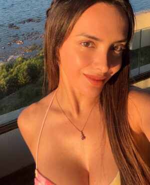 Rosángela Espinoza Instagram - Luz, naturaleza y un vestido que vibra con el paisaje 🌸☀️
El lago Villarrica siempre tiene algo especial 🌱🤍