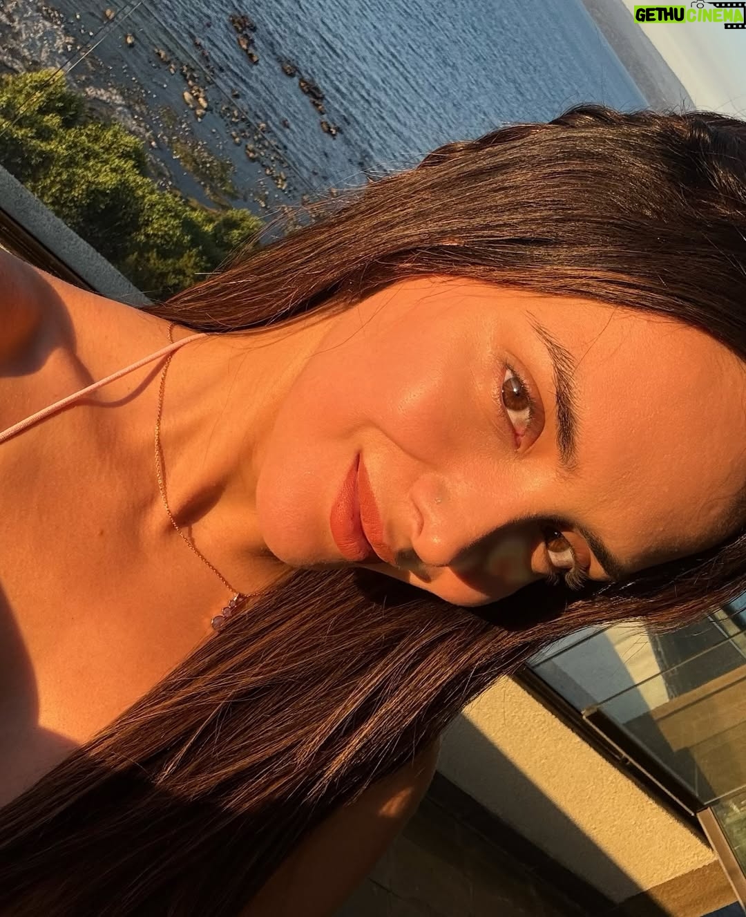 Rosángela Espinoza - 3 Likes - Luz, naturaleza y un vestido que vibra con el paisaje 🌸☀️
El lago Villarrica siempre tiene algo especial 🌱🤍