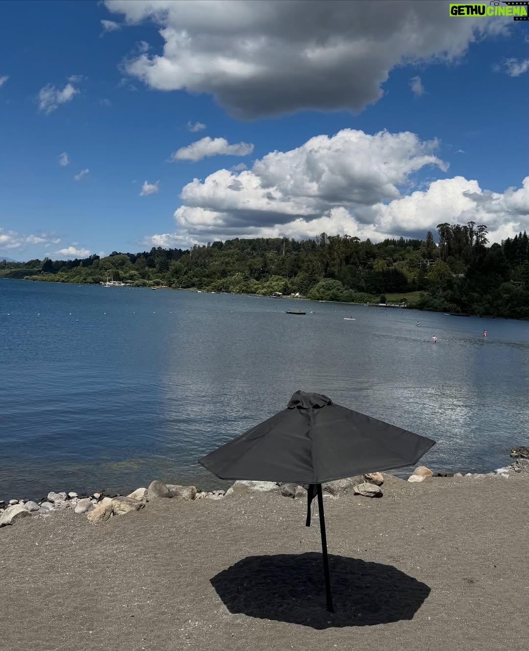 Rosángela Espinoza - 3 Likes - Luz, naturaleza y un vestido que vibra con el paisaje 🌸☀️
El lago Villarrica siempre tiene algo especial 🌱🤍